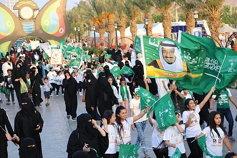 شاهد .. عدسة "سبق" ترصد فرحة أهالي الطائف متوشحين بالأعلام وصور القيادة