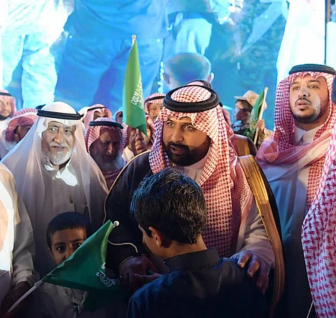 أمير منطقة جازان بالنيابة يشارك أبناء وذوي الشهداء فرحتهم باليوم الوطني