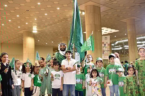 شاهد.. "مطارات الدمام" تحتفل مع المسافرين باليوم الوطني الـ89