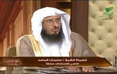 "الماجد" عن حكم عمل المرأة مع رجال أجانب: لا حرج عليها إذا احتاجت إلى ذلك