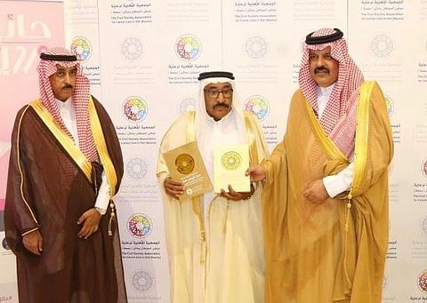 لمساهماته المجتمعية.. أمير حائل يُكرِّم رجل الأعمال "الفريح"