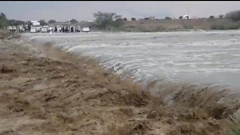 شاهد.. سيول جازان تقطع طرقًا وتحاصر قرى.. ومخاطر من تجمعات المياه