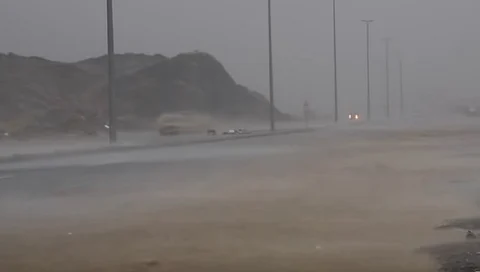 فيديو يكشف قوة العاصفة الرعدية بمكة.. أمطار غزيرة وبروق