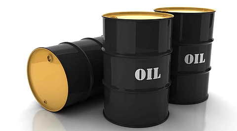 النفط يغلق مرتفعًا وينهي الأسبوع على خسارة 5%
