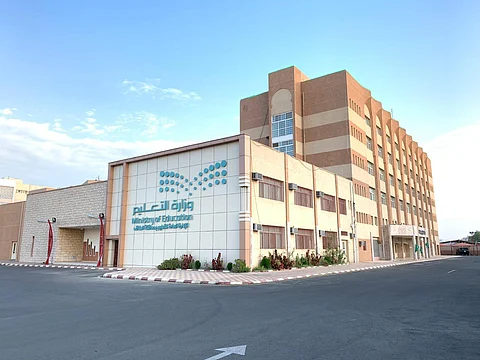 27 مدير إدارة حكومية يحتفون بيوم المعلم.. غدًا بالطائف
