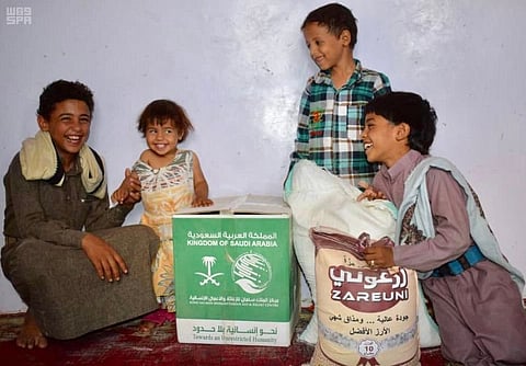 مركز الملك سلمان للإغاثة يسلم السلة الغذائية الشهرية لأسر الأيتام من عدة محافظات يمنية