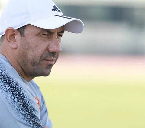 ضمك يعلن إنهاء عقد مدربه "الكوكي"