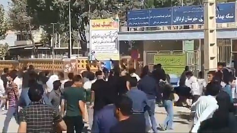 حين يحقن الملالي الإيرانيين بـ "الإيدز" .. ثورة غضب تُشعل نيراناً ومقاطع كاشفة