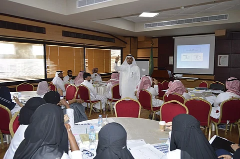 الخدمة الاجتماعية بمستشفى جامعة المؤسس تقيم دورة عن لغة الإشارة