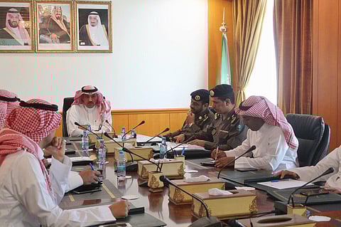 محافظ ينبع يؤكد أهمية الاستعداد المبكر للأمطار المتوقعة