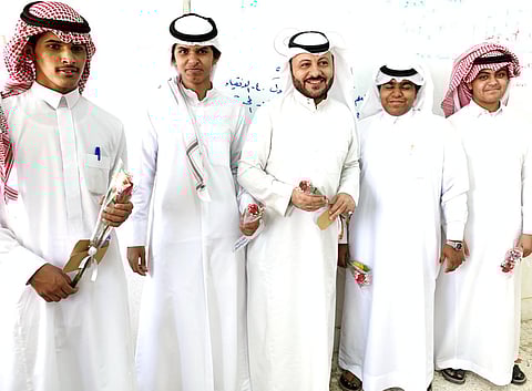 "محملين بالورد".. طلاب يحتفون بصانعي الأجيال في يوم المعلم