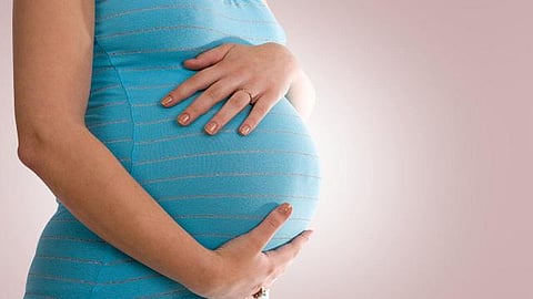 تحذير للحوامل.. النوم على الظهر يعادل تأثير تدخين 10 سجائر يوميًا