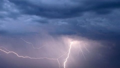 "الأرصاد": هطول أمطار رعدية مصحوبة برياح تَحد من مدى الرؤية وزخات من البرد على مكة والمدينة وحائل والقصيم والشرقية