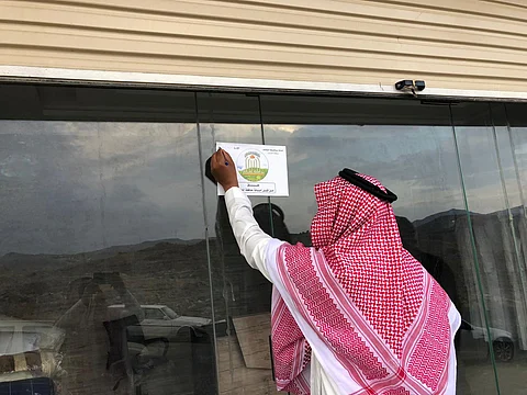 شاهد.. جزاءات رادعة لـ35 منشأة تجارية بالطائف وإغلاق محل مخالف