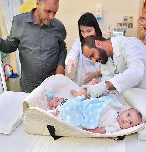 وصول التوأم السيامي الليبي "محمد وأحمد" لمدينة الملك عبدالعزيز الطبية بالرياض