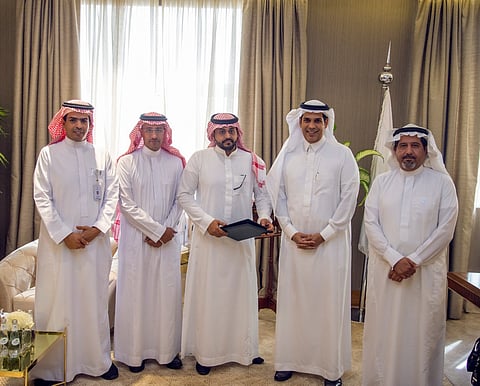 وزير النقل يكرم "المالكي" بعد موقفه البطولي في "وادي عثوان"