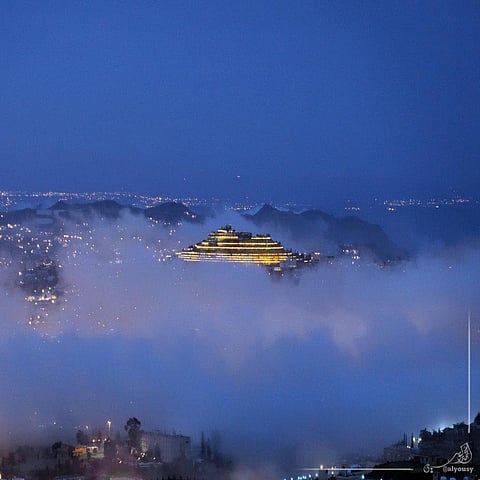 شاهد .. مصور يلتقط مشهدًا مبهرًا لجبل "ذره" الشهير بوسط أبها
