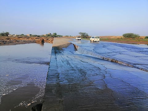 انهيار طريق "خوارية صبيا" فجرًا.. والأهالي: سيول لا تمنعها سدود فأين الجسر؟!