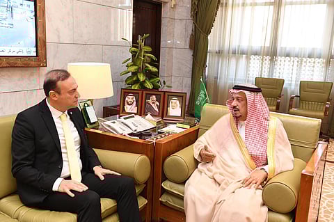 أمير الرياض يجري مباحثات ودية مع سفير لبنان في المملكة