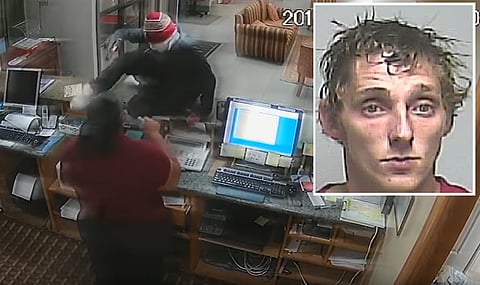 خطأ واحد ارتكبه اللّص.. شاهد كيف خطفت امرأة سلاحه وسيطرت عليه؟!