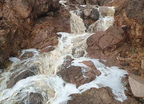 بروق كثيفة وصواعق رعدية وأمطار غزيرة على مراكز شمال ينبع