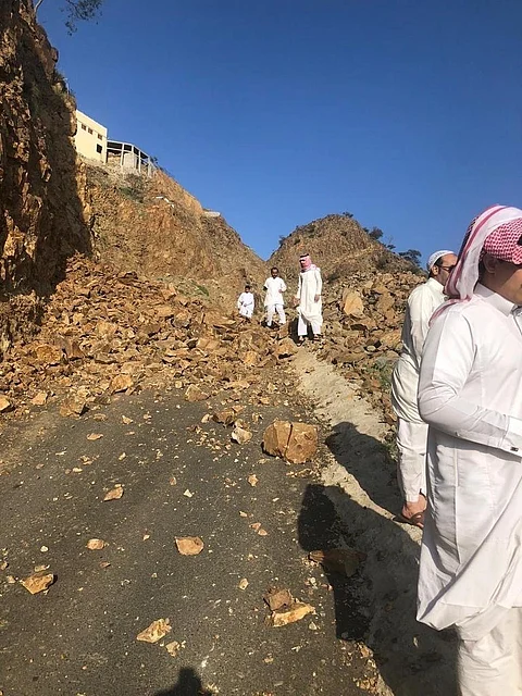 شاهد.. معلمون في عسير يسيرون مسافات طويلة للوصول لمدارسهم