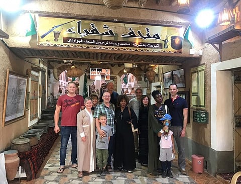 شاهد .. سياح من المكسيك وألمانيا وفرنسا يتجولون في معالم شقراء الأثرية