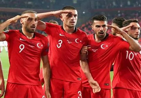 بسبب التحية العسكرية.. المنتخب التركي لكرة القدم مهدد بعقوبة أوروبية 