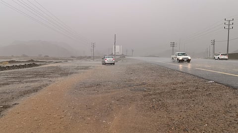 شاهد.. أمطار من متوسطة إلى غزيرة وتساقط حبات البرد على مكة المكرمة