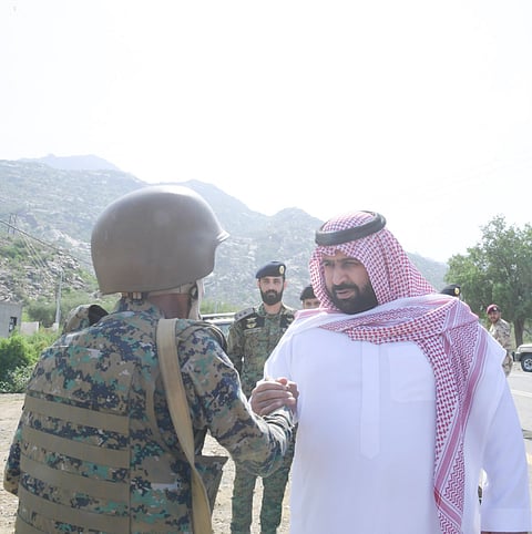 نائب أمير جازان يتفقّد المواقع المتقدمة بالحدود وينقل تحيات الملك للجنود