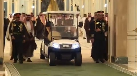 بالفيديو.. الملك سلمان يصطحب "بوتين" إلى قاعدة المفاوضات في سيارة كهربائية