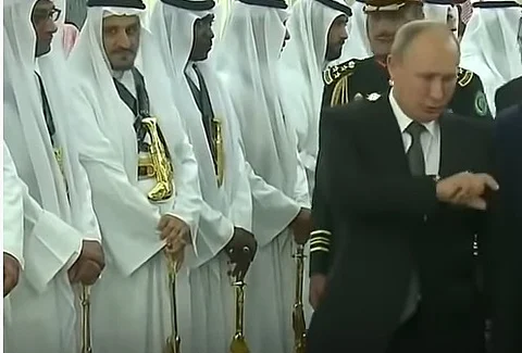 بالفيديو.. "بوتين" يعجب بسلاح تراثي سعودي.. والملك يأمر بعرضه عليه فورًا