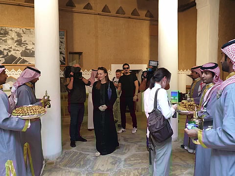 شاهد.. الوفد الإعلامي المرافق لـ"بوتين" يتجول بـ"المصمك"