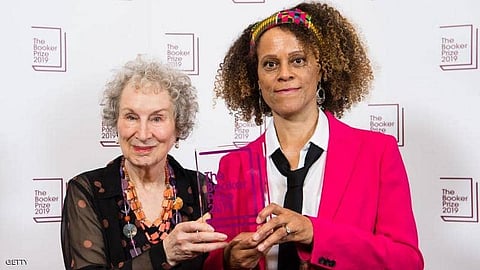 واقعة نادرة.. امرأتان تفوزان مناصفة بجائزة "بوكر" الأدبية