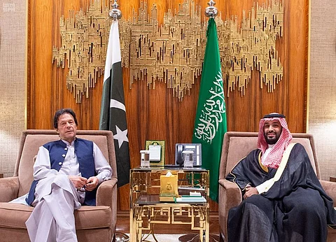 ولي العهد يجتمع مع رئيس وزراء باكستان