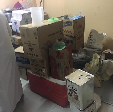 شاهد .. "بلدية ينبع" تغلق مستودعاً يقع داخل حي سكني وأحد المطاعم