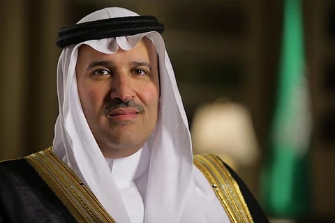"أمير المدينة" يوجِّه بتقديم العناية الطبية للمصابين في "حادث الهجرة"