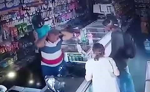 فيديو سطو مسلح .. اللص قبّل رأس عجوز وطمأنها: "لا أريد مالك يا سيدتي"