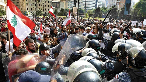 بسبب الاحتجاجات .. إلغاء جلسة الحكومة اللبنانية المقررة الجمعة