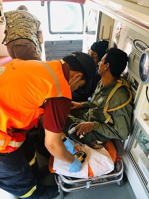 بين مهبط الطائرة والمستشفى.. شاهد 3 فرق إسعافية تخدم "محتجزي جبال دوس"