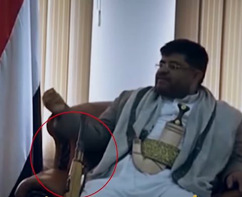 شاهد .. محمد الحوثي يبرز سلاحه أثناء لقائه رئيس لجنة الصليب الدولي