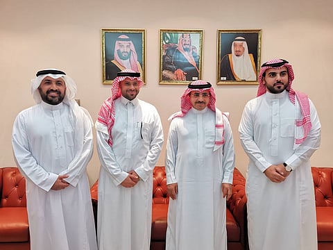 المذيع الشهري ينقل خبراته وتجاربه للدارسين بمعهد الإدارة العامة بالرياض