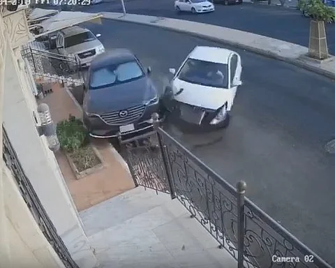 تهور واصطدام وهروب بجدة.. "سبق" تكشف تفاصيل المقطع المتداول