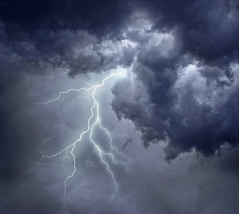 الطقس اليوم: أمطار رعدية مصحوبة برياح نشطة على جازان وعسير والباحة