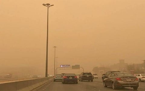 رياح وأتربة ورؤية متدنية في نجران.. تنبيه لـ"الأرصاد" و"المدني" يحذّر