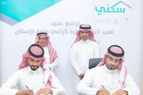 "الإسكان" توقع عقداً للبنية التحتية بمخطط "الشروق" بالمدينة