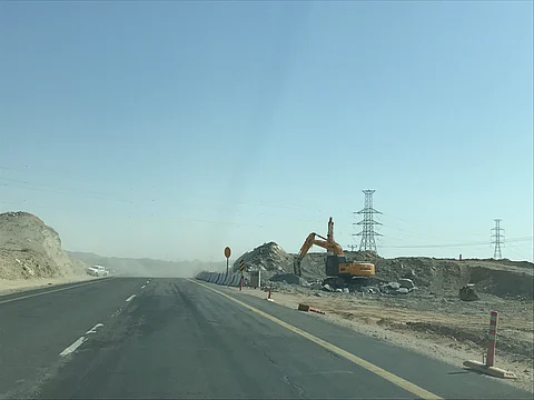 شاهد.. تسارع وتيرة أعمال ازدواجية طريق بيشة - العلايا