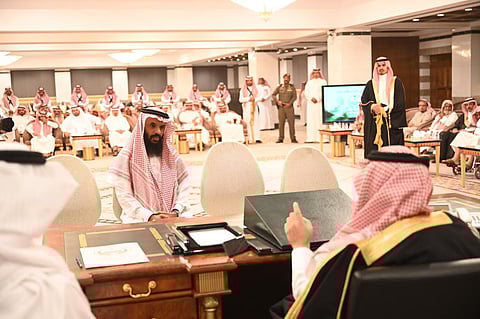 أمير عسير يكرم المواطن "الحارثي" بعد عفوه عن المتسبب في وفاة ابنه