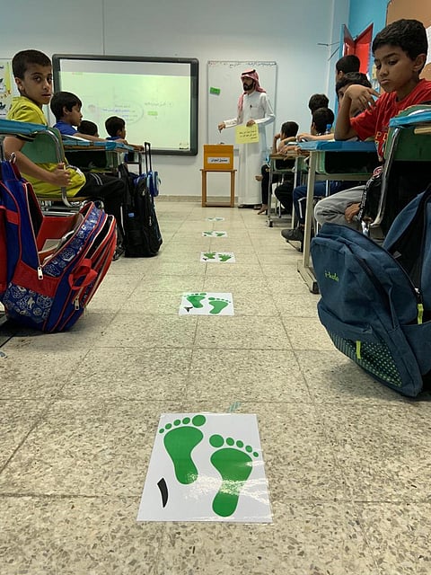 5 خطوات تنتهي بجائزة.. شاهد مبادرة معلم بالأفلاج تُشعل حماس الطلاب