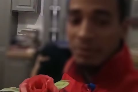 القبض على الآسيوي مصوّر الوردة والموظفة